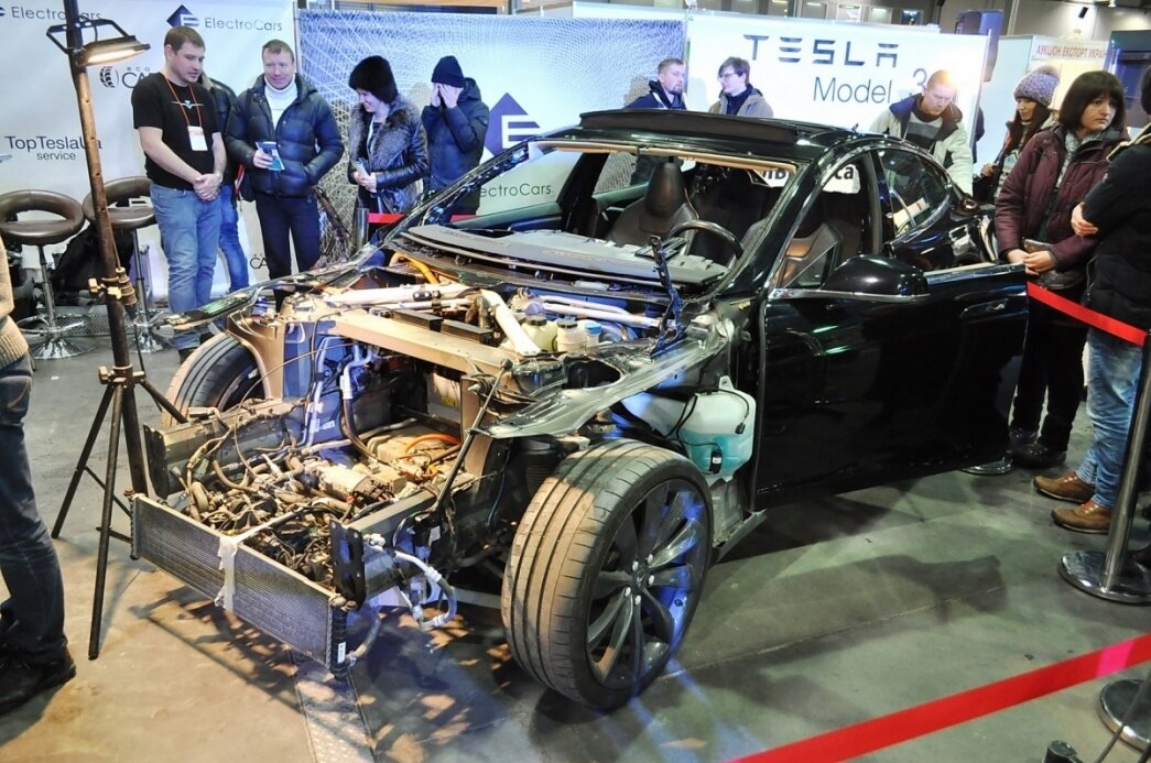 Рама і склеєні панелі кузова -  4 конструктивні особливості Tesla Model S